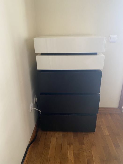 Quarto (cama em pele, mesinhas e camiseiro)