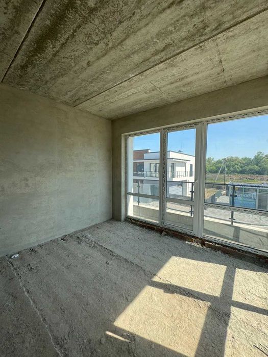 Продається Дуплекс готовий до ремонту з гаражем та бічною ділянкою