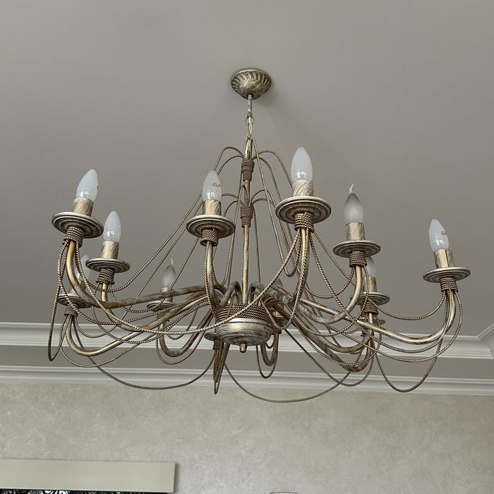 Велика люстра у класичному стилі