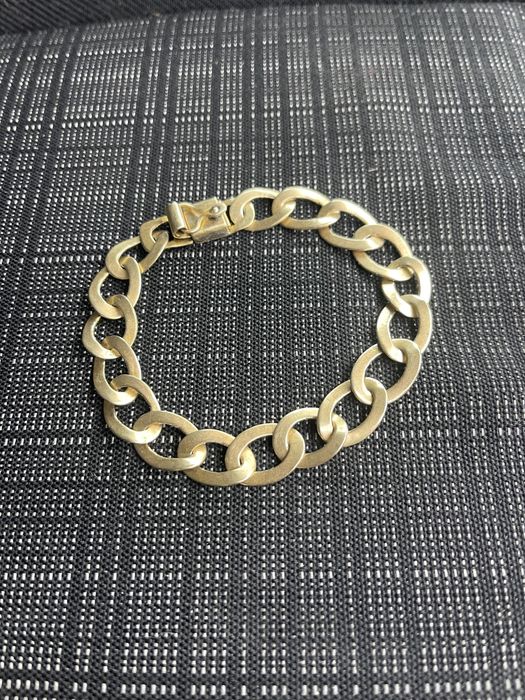 Pulseira feita de moeda antiga não preteia muito raro e maciço e resistente.