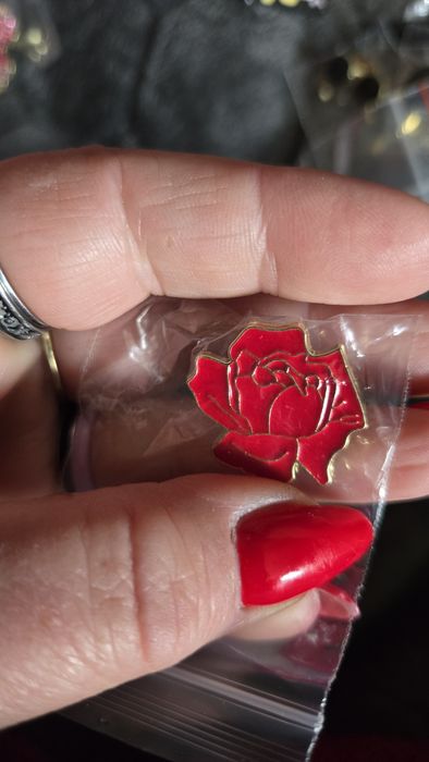 Przypinka  róża czerwona.