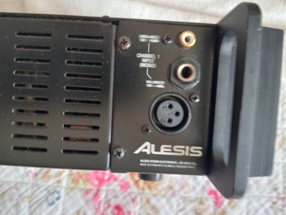 Amplificador Alesis RA 300 Dual Channel 300 watts