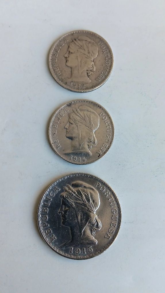 Moedas prata de 50 centavos e 1 escudo