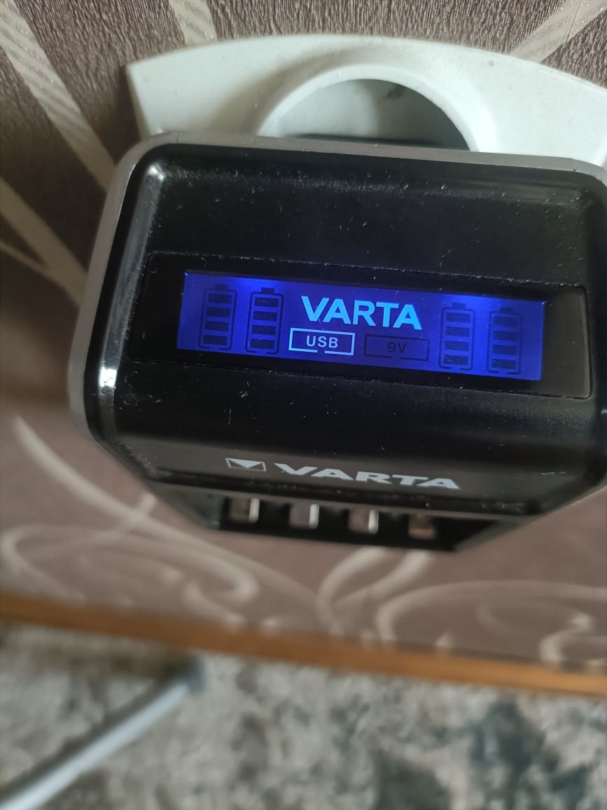 Ładowarka Varta LCD Plus 57677 v2