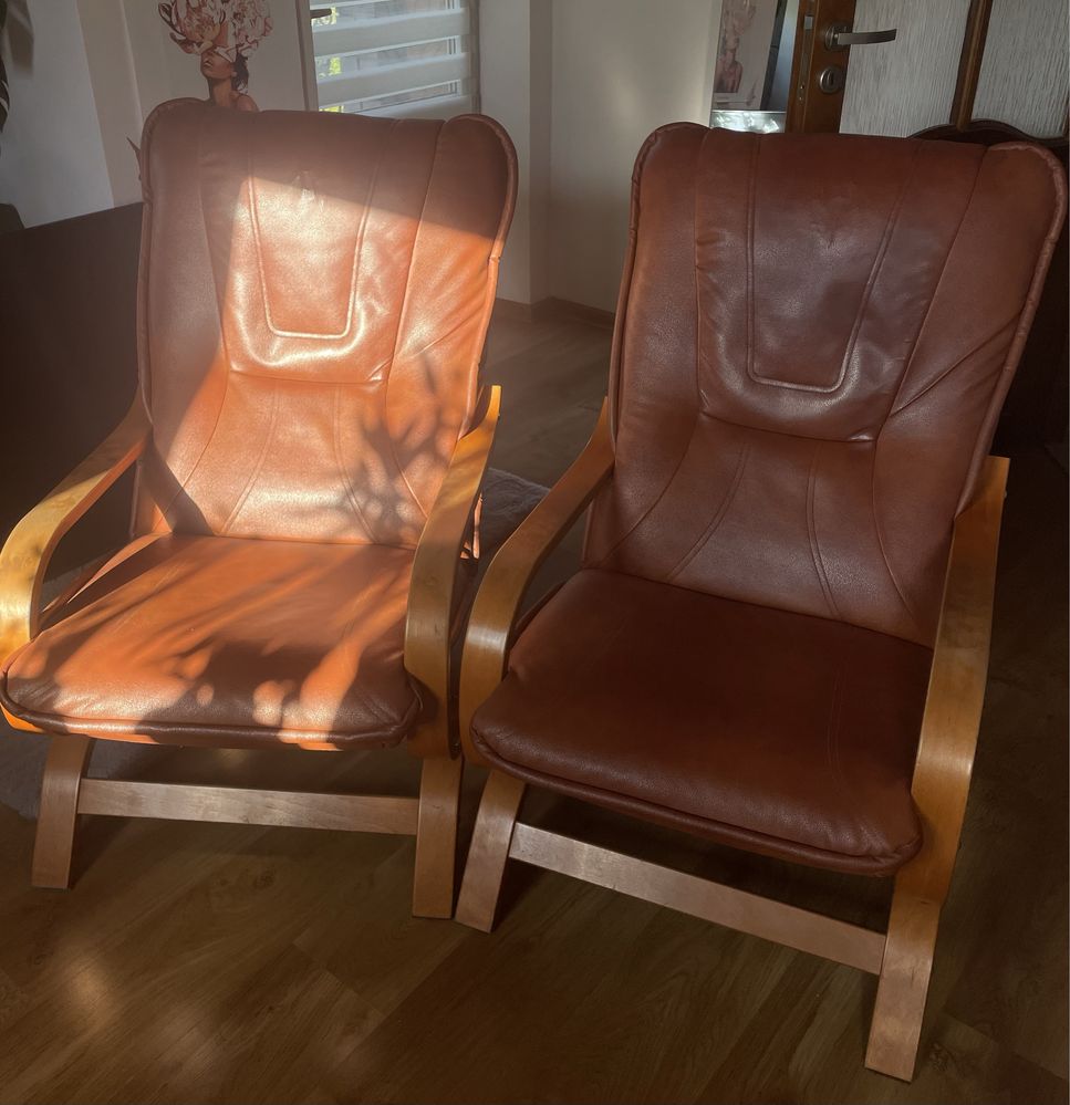 Fotele skurzane z elementami drewna ZA DARMO