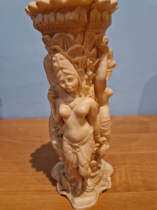 Stary wazon z alabastru