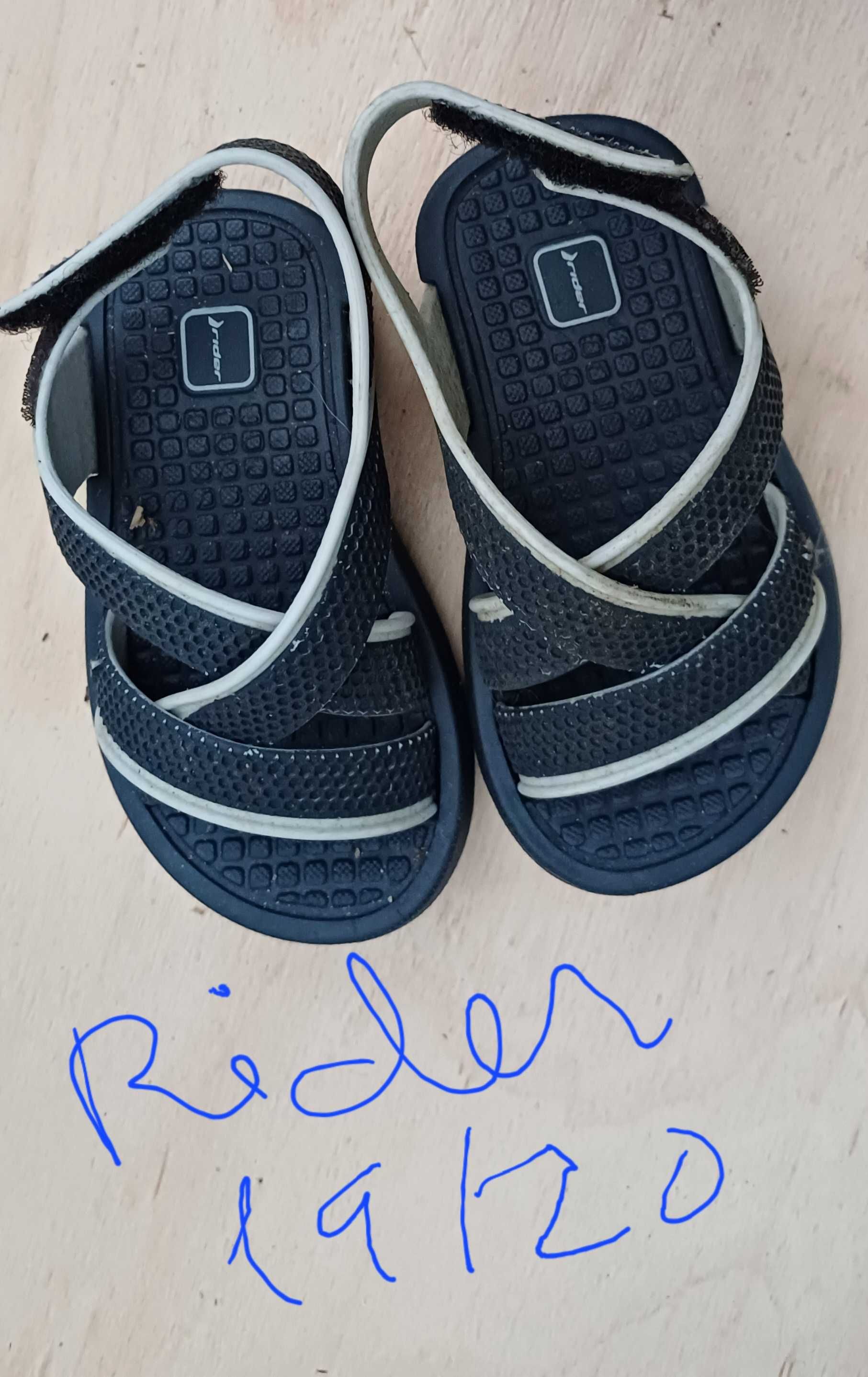 Sandálias e crocs bebe de varios tamanhos