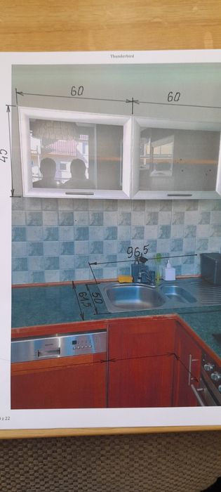 meble kuchenne z okapem stołem i krzesłami