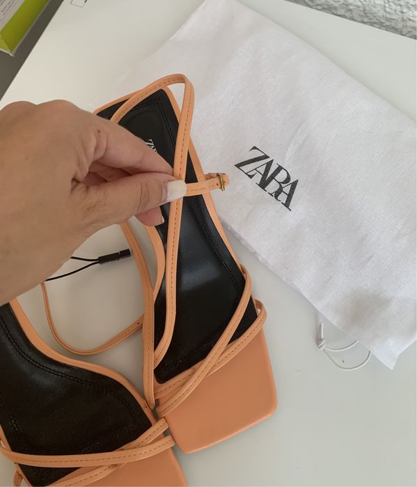 Sandálias de pele tamanho 38