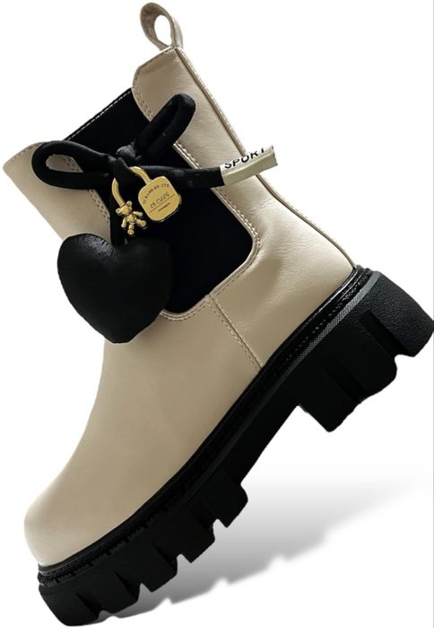 Зимові черевики для дівчинки