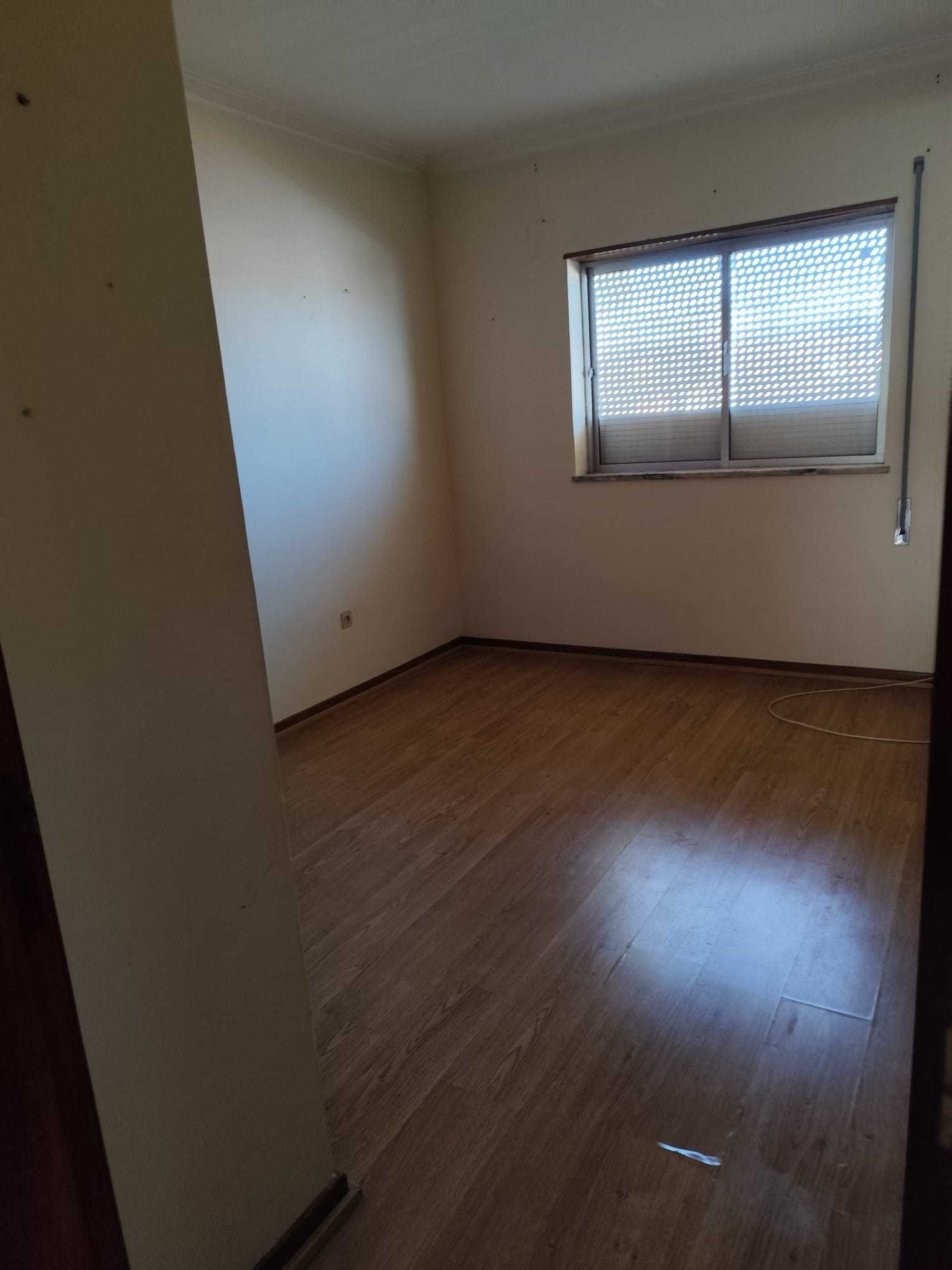 Arrenda-se quarto a Estudantes em S. Martinho do Bispo.