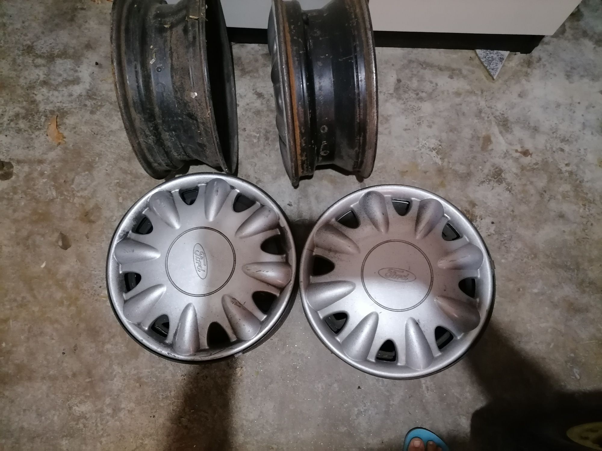 Jantes de ferro em preto com tampão Ford