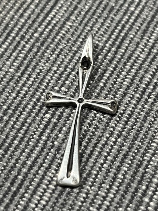 Stary vintage srebrny krzyżyk