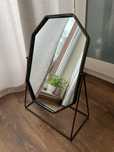Eleganckie lustro w metalowej ramie