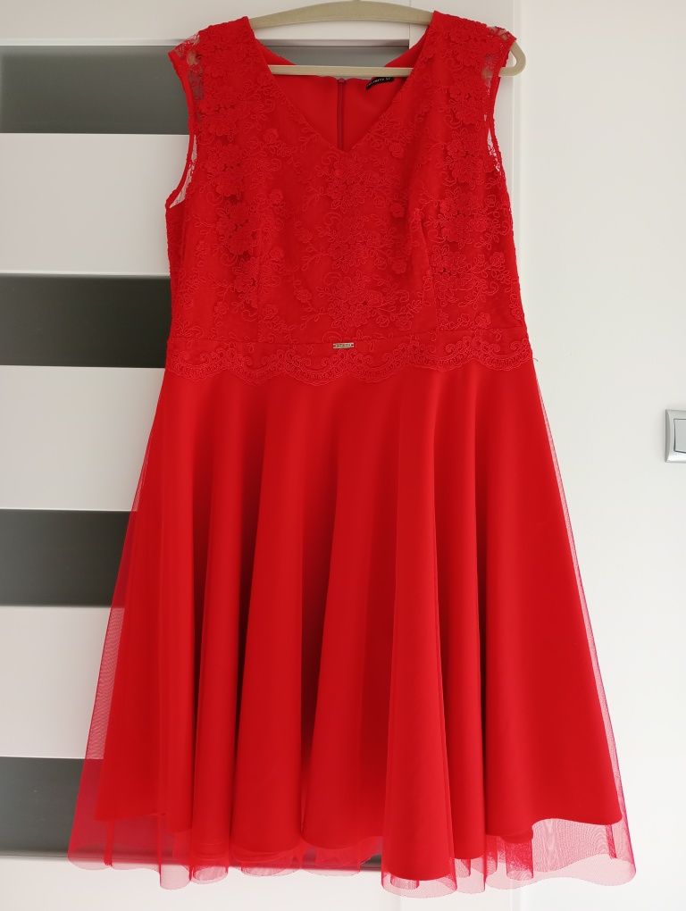 Czerwona sukienka Infinity r. 50 ale na 46 rozkloszowana koronka