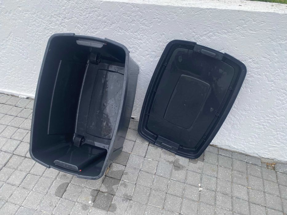 Grande recipiente de plástico sobre rodas