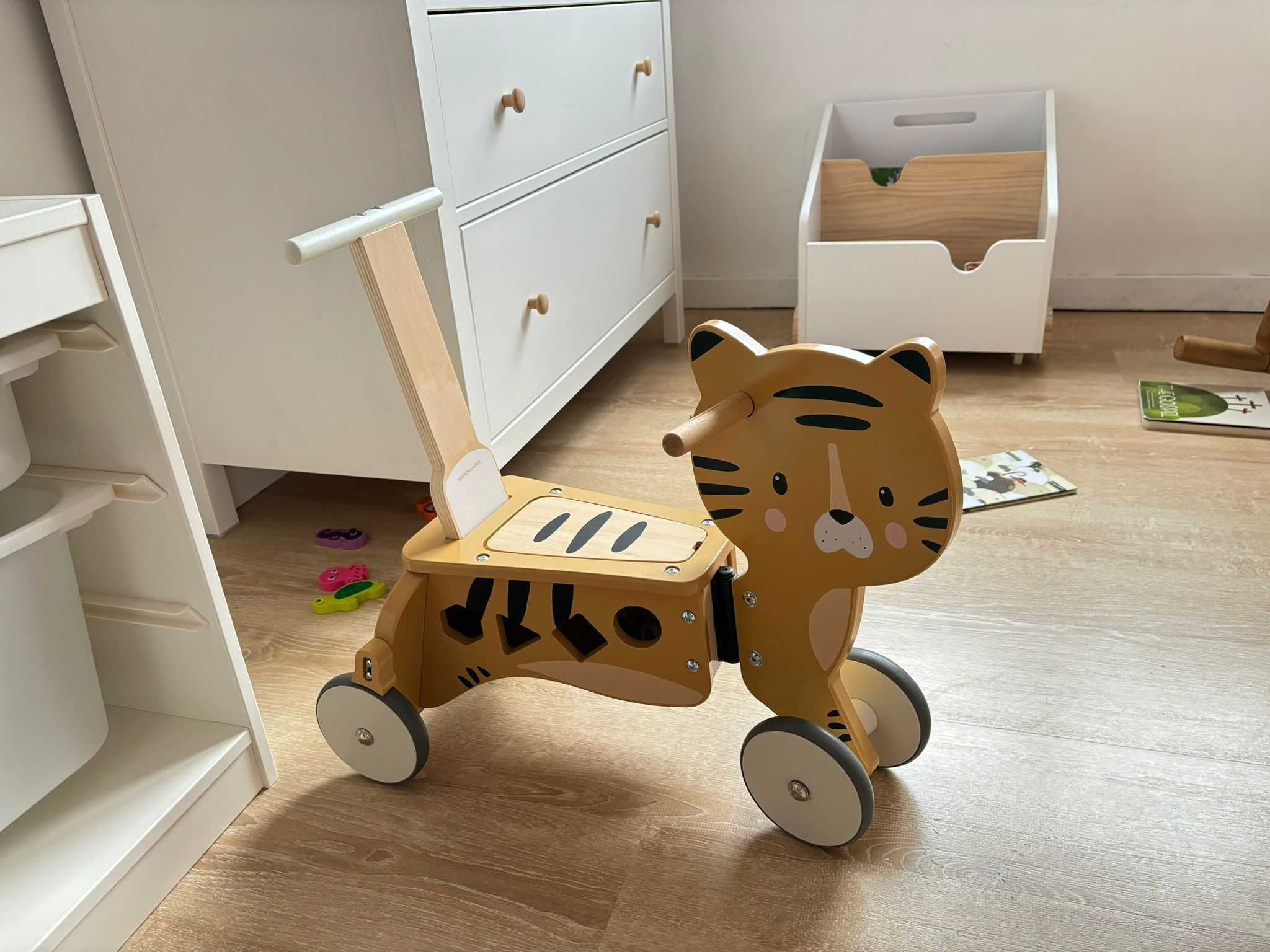 Triciclo/carrinho de marcha para bebé
