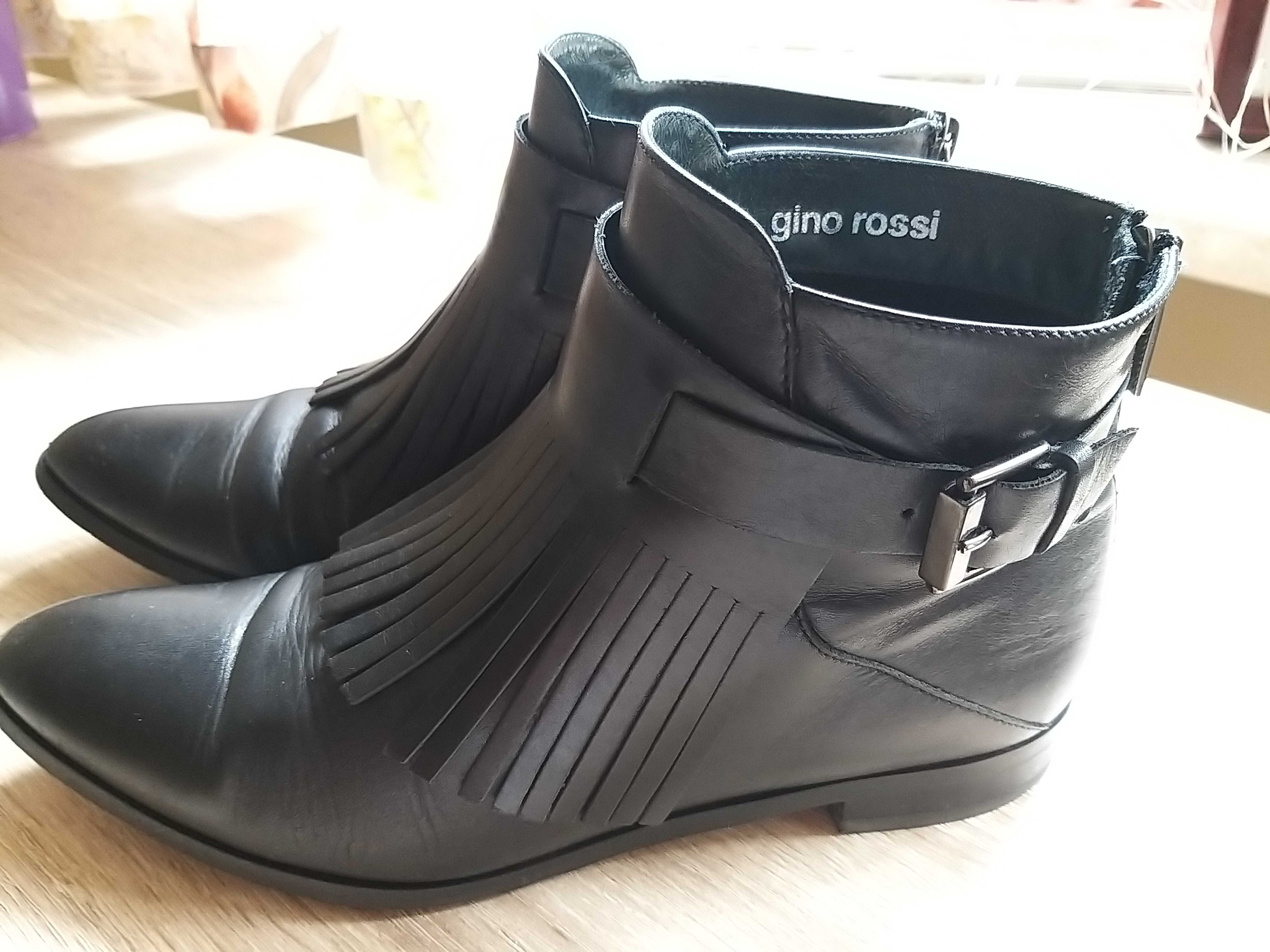 Czarne skórzane sztyblety Gino Rossi z odpinanymi frędzelkami