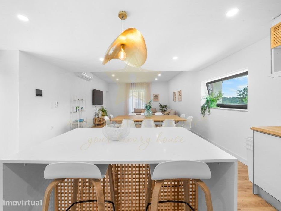 Moradia T4 térrea totalmente renovada, mobilada e equipada, a pouco...