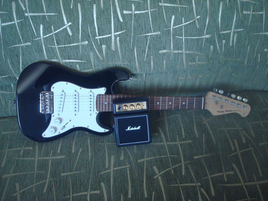 Продам детскую электрогитару стратокастер с комбоусилителем