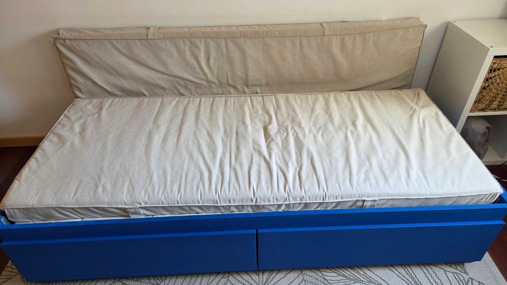 Cama FLEKKE individual/dupla com duas gavetas e 2 colchões Vannareid