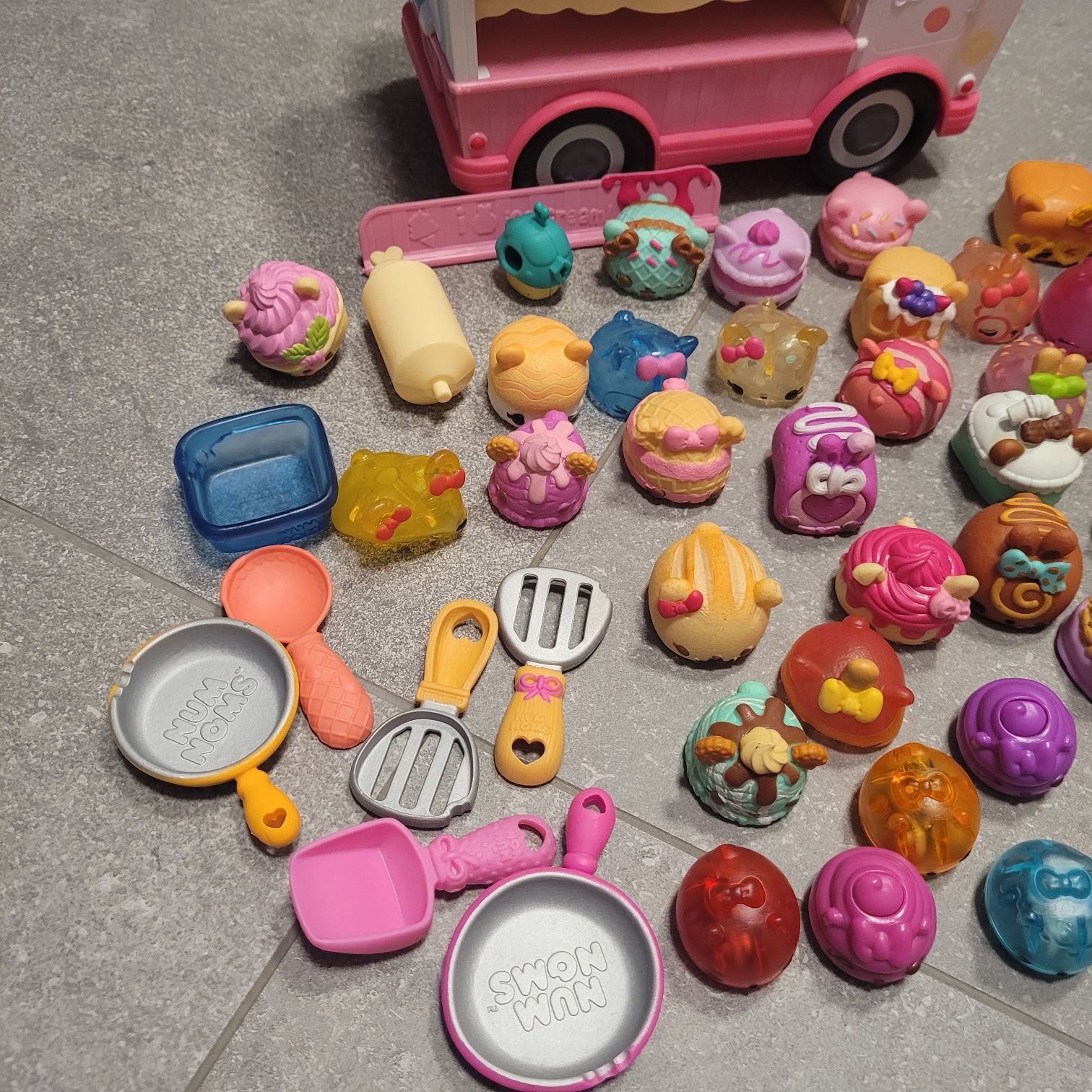 Zestaw figurek Num Noms i auto lodziernia