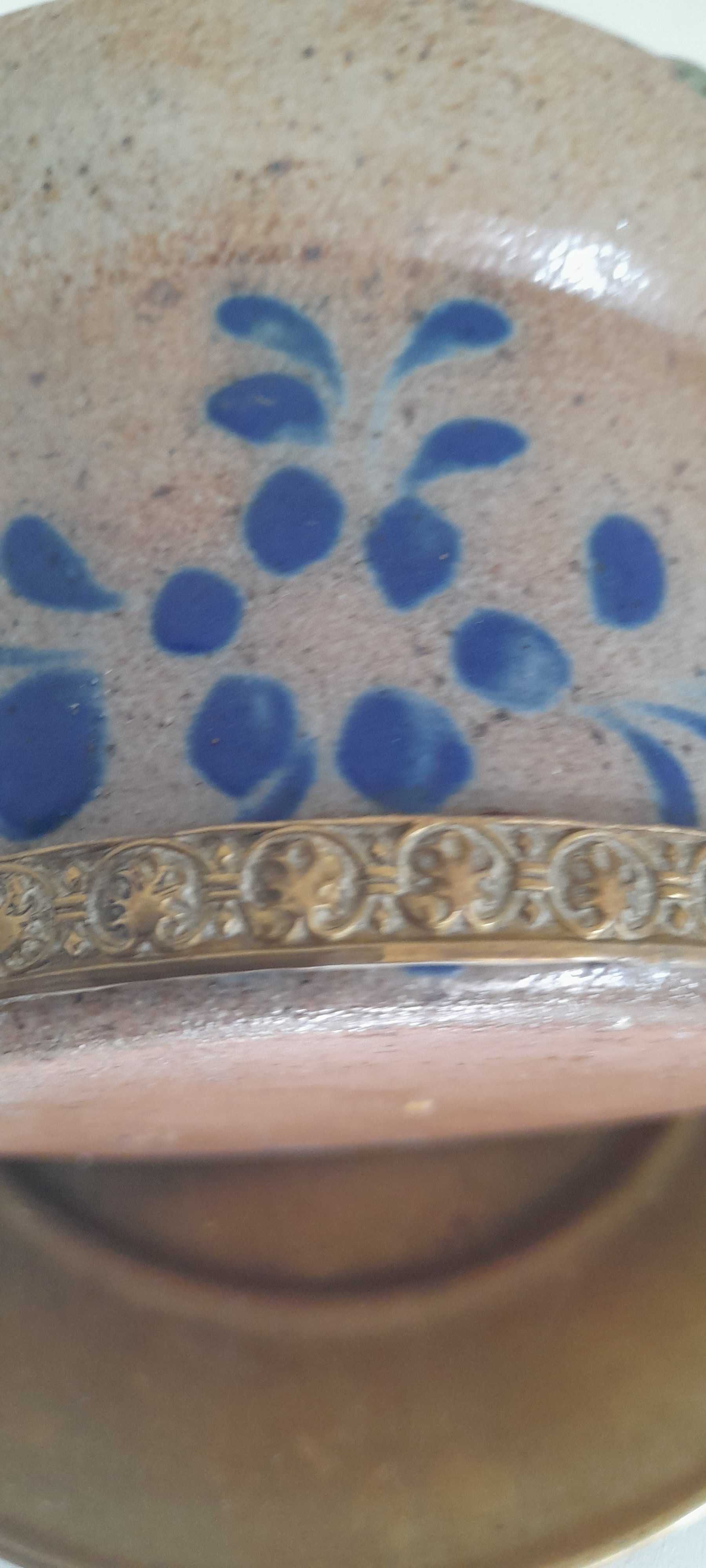 Pote antigo em cerâmica Azul. Tampa e prato em latão.