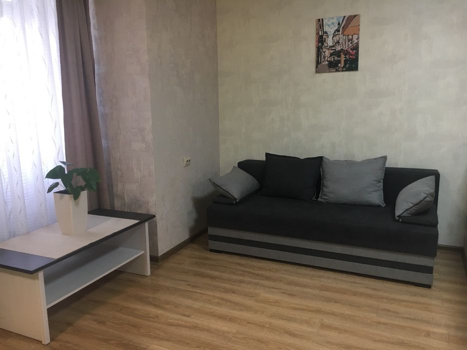 Нова квартира у самому центрі. Автономне опалення, паркінг.