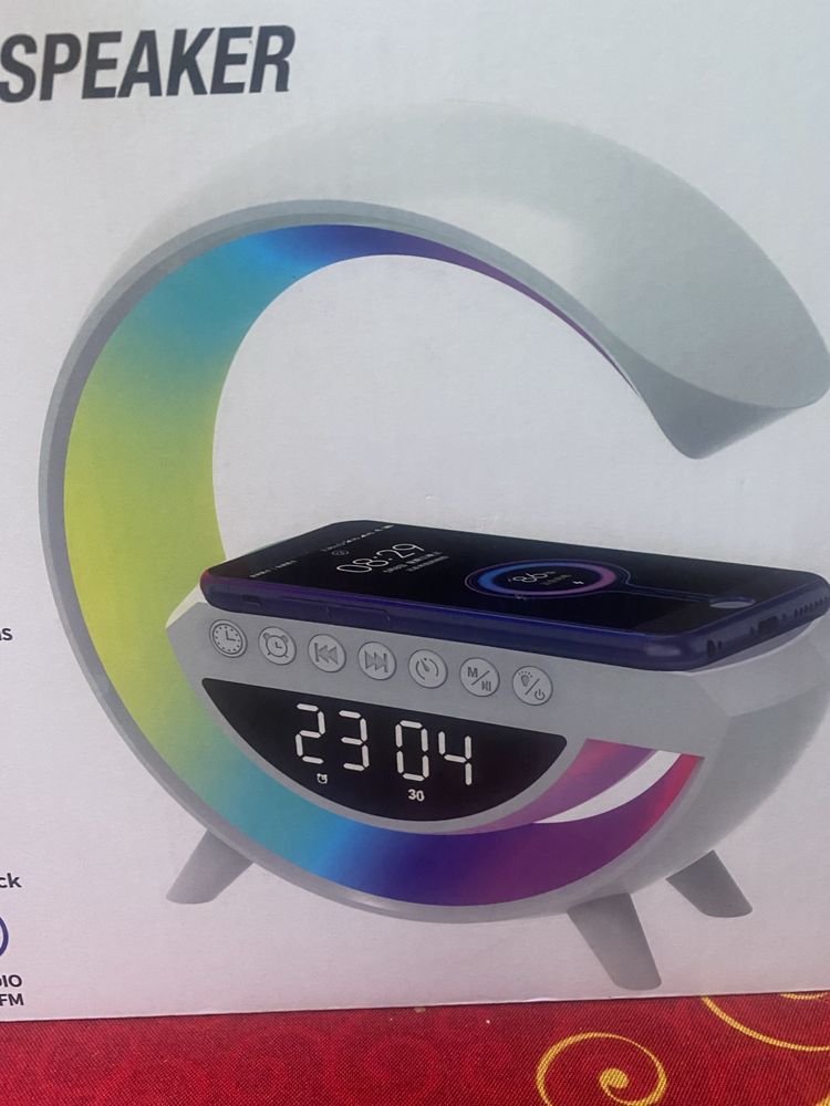 Despertador com luzes led e carrega telemoveis via wireless