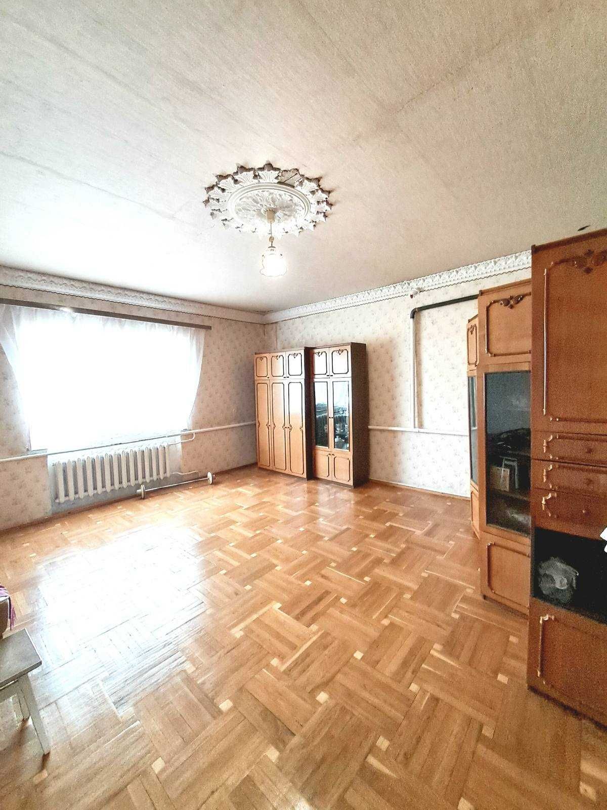 Продам міцний будинок в центрі Соколівки.