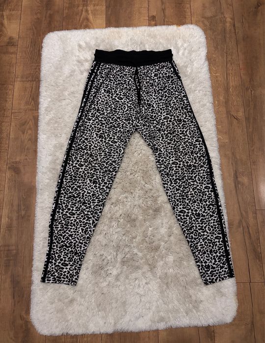 Spodnie dresowe w panterke Adidas Relaxed