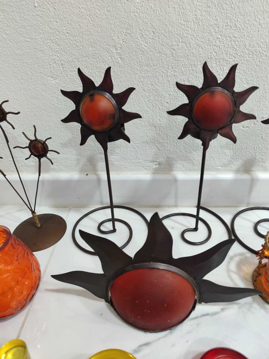 11 porta velas altos em metal e vidro com formato Sol