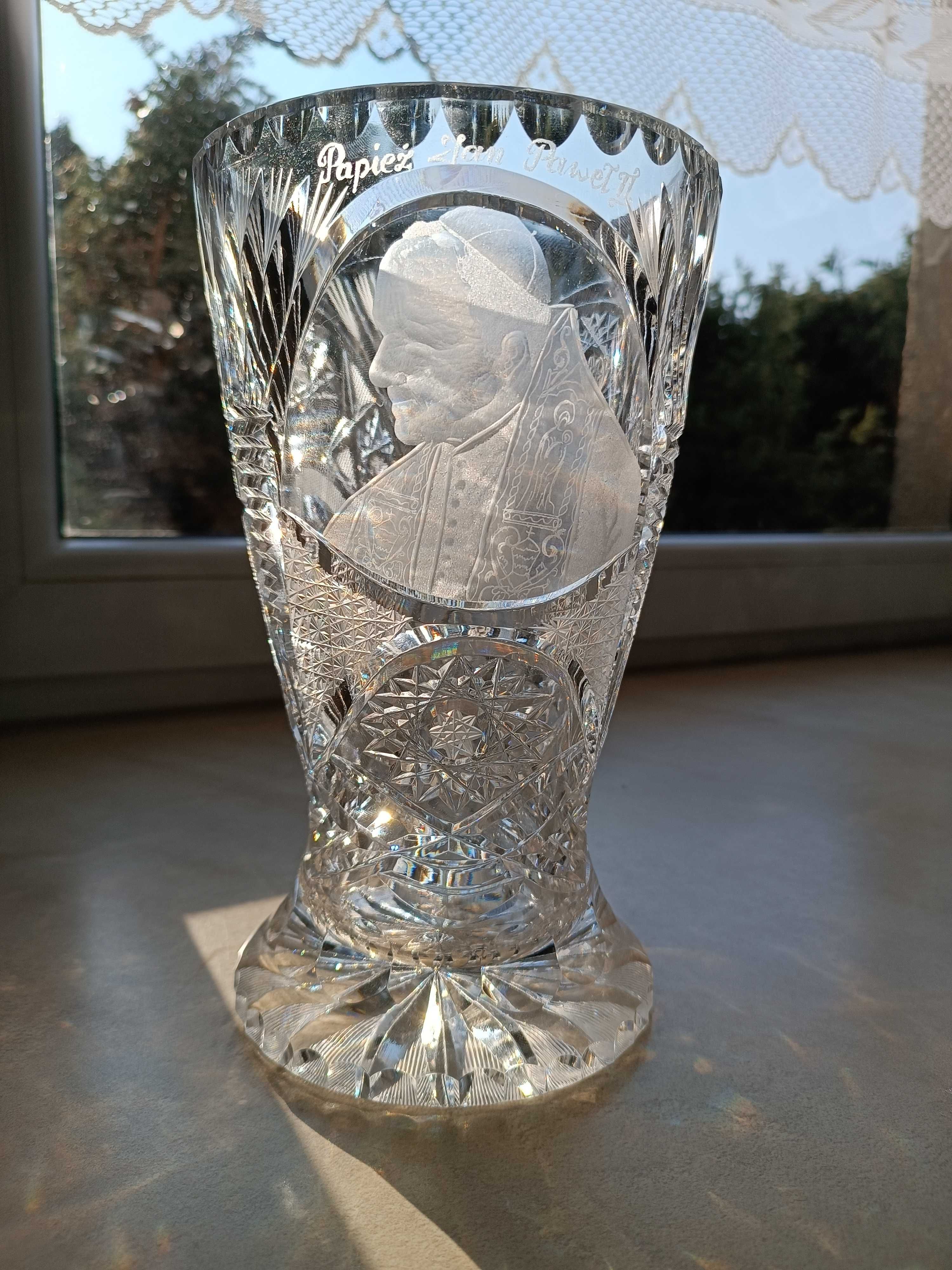 Kryształowy wazon z wizerunkiem Jana Pawła II