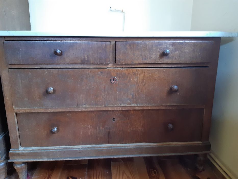 Stara toaletka z marmurowym blatem