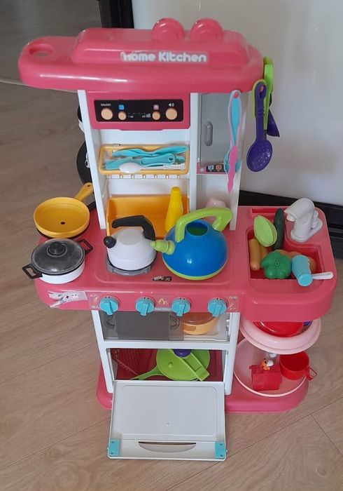 Детская кухня с посудой