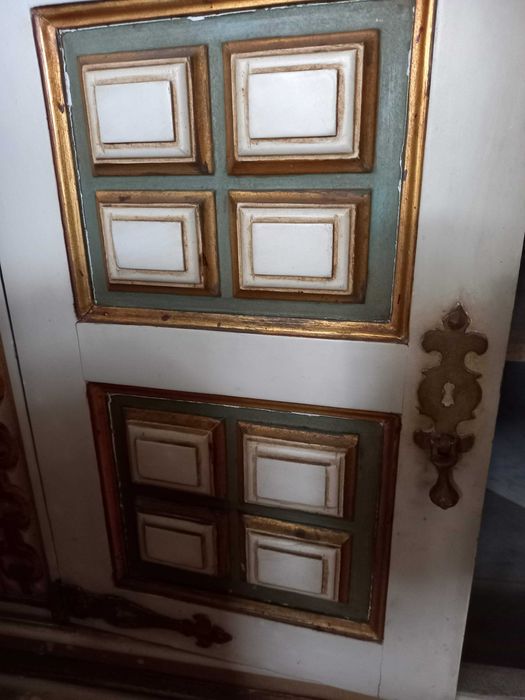 Móvel de canto pintado, em madeira maciça