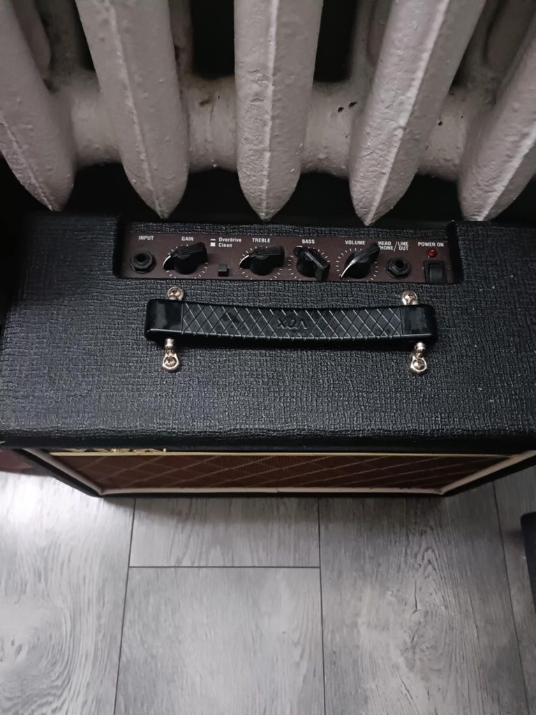 Zadbana gitara + wzmacniacz – zestaw z pokrowcem i paskiem

600 zł