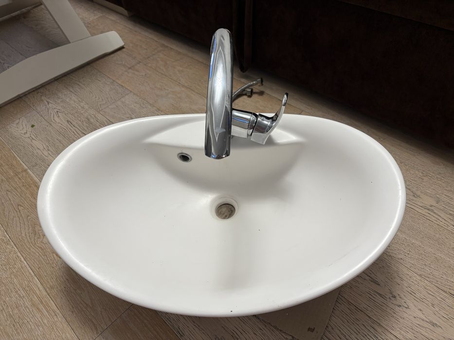 Раковина накладна з краном б/у