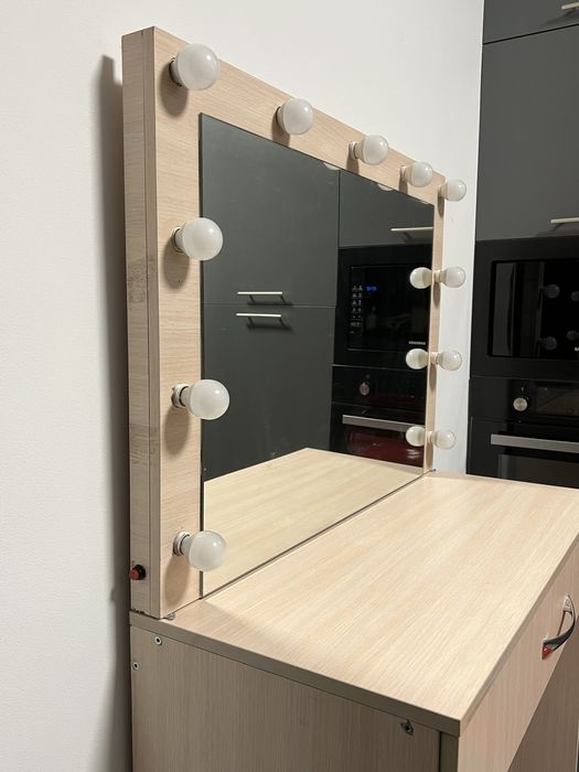 Візажне дзеркало і барний стілець, гримерне дзеркало