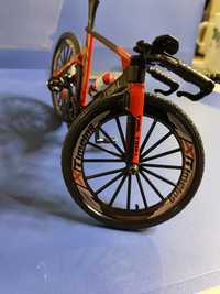 Велосипед шоссейник 1:10 модель металлическая