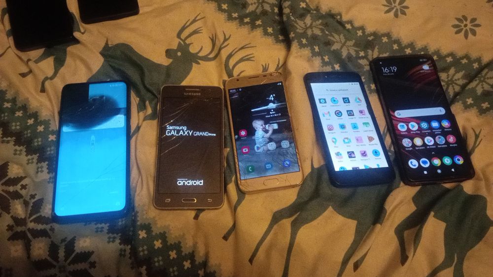 Sprzedam 30 telefonów plus baterie ładowarki etui sluchawki