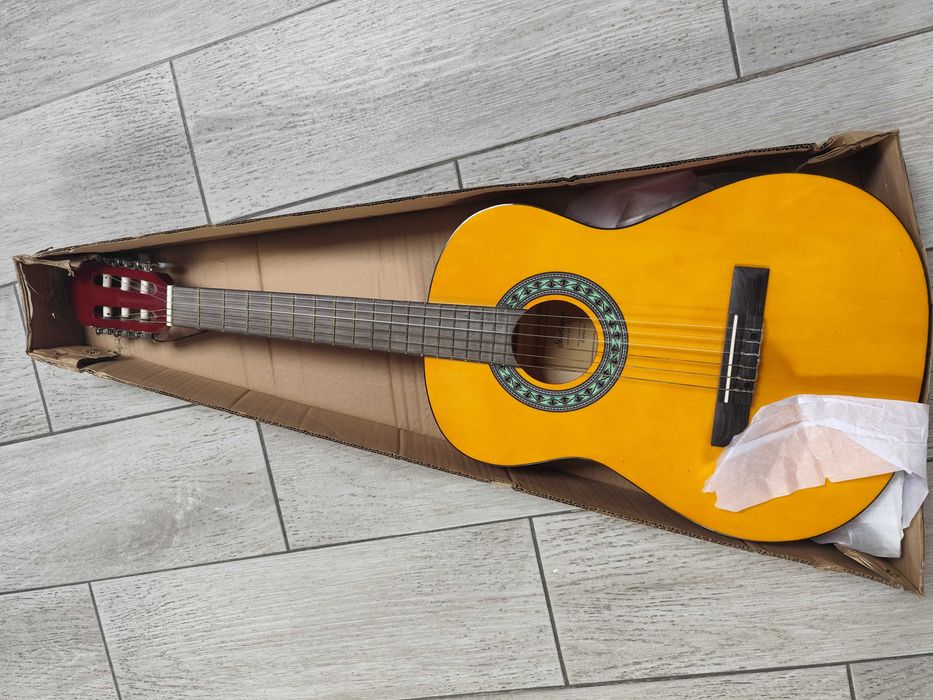 Violão novo em caixa