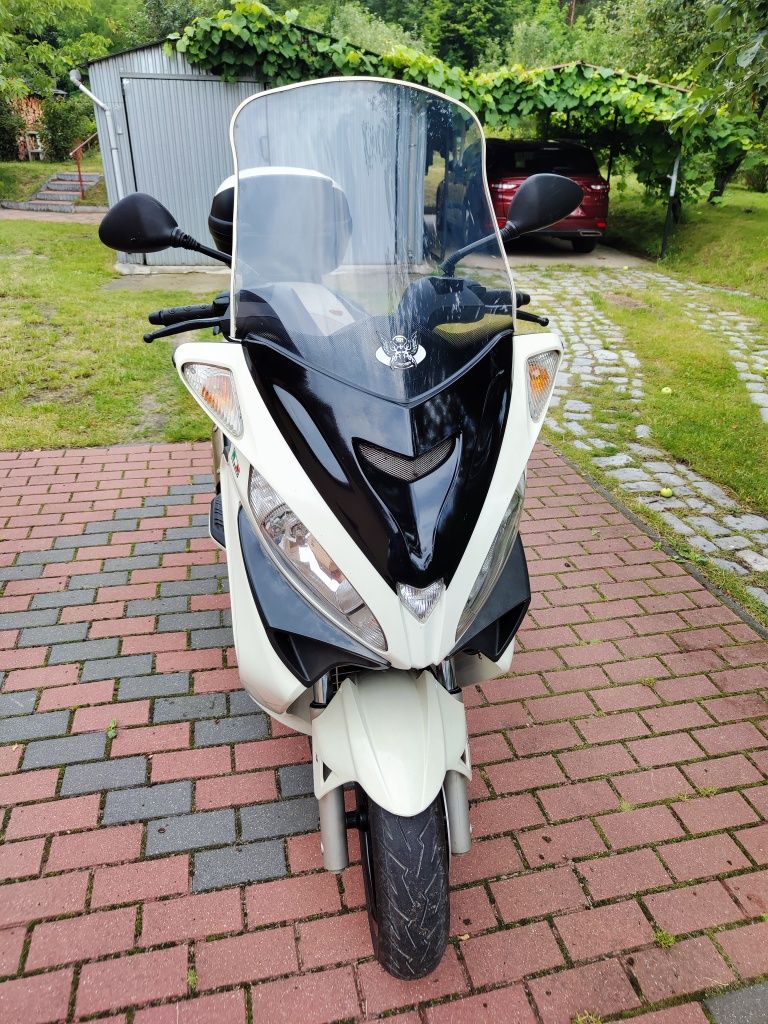 Skuter Malaguti Madison, silnik Piaggio 125, rocznik 2011, biały