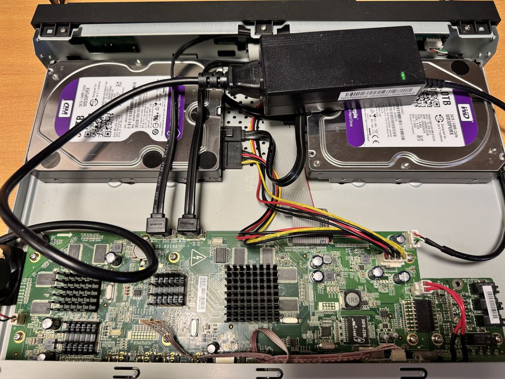 Rejestrator Monitoring HikVision DS-7208HQHI-SH/A 6TB