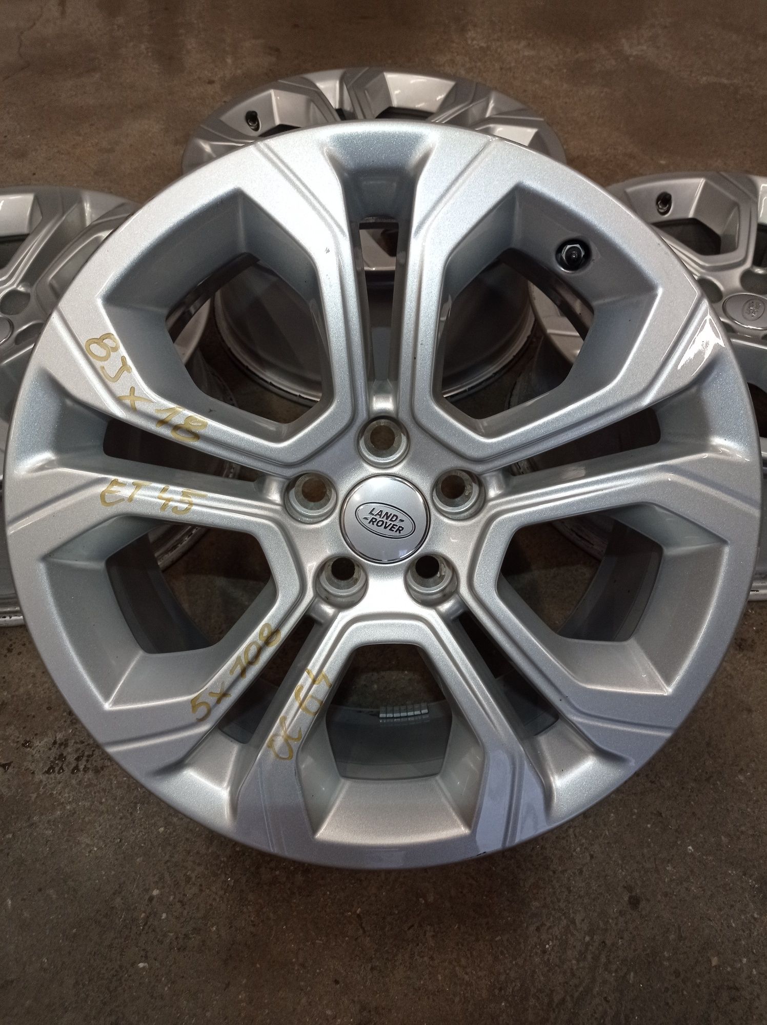 Felgi aluminiowe 8Jx18 et45 5x108 Land Rover+ czujniki