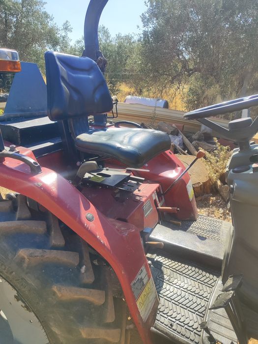 Vendo quatro tratores de várias marcas