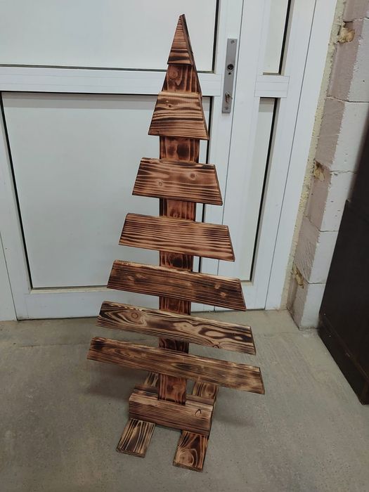 Ozdobne choinki drewniane