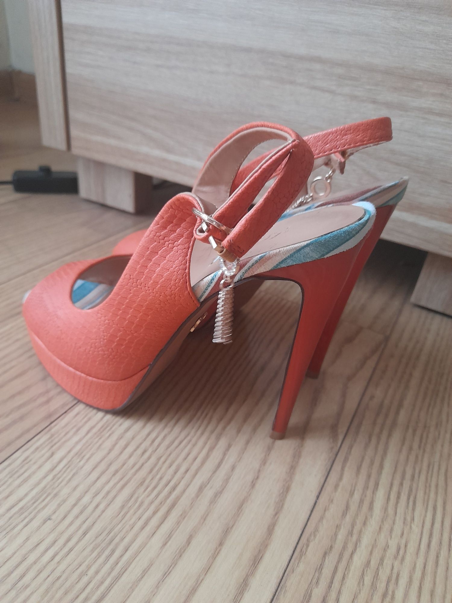 Pomarańczowe szpilki peep toe Kazar