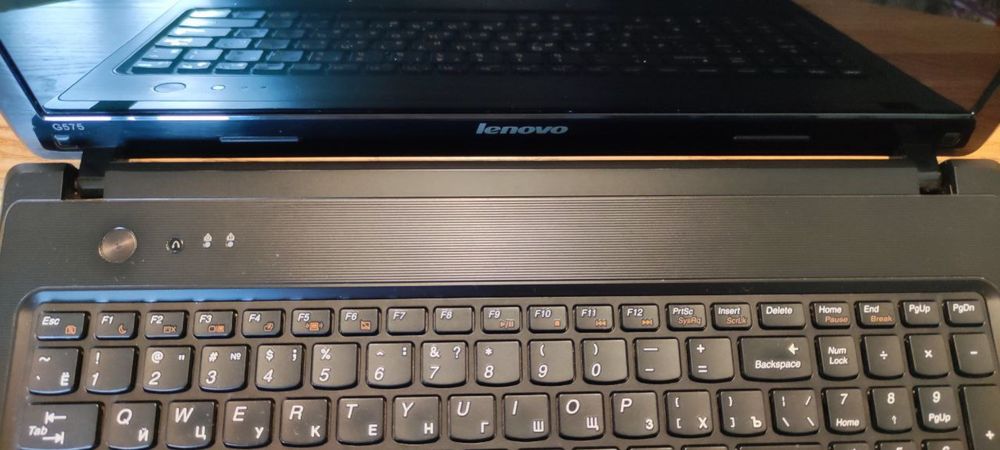 Ноутбук Lenovo G575 в хорошому стані.