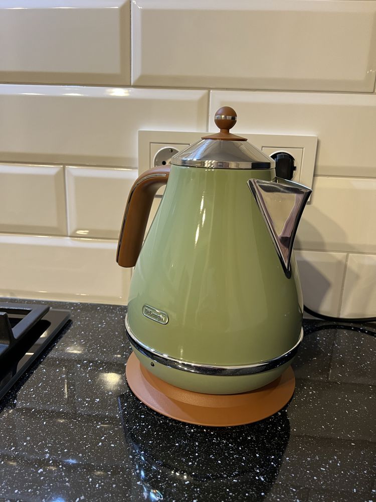 Електричний чайник Delonghi зеленый